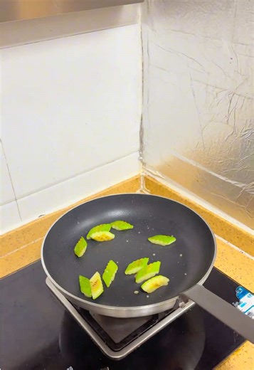 今天请在高端餐厅出来的行政总厨喝了一杯苦瓜水 于是他非要到下班的时候教我们炒一道招牌 云南小瓜炒肉他说学会这道菜去其他地方面试能拿18000，大家觉得值不值？#粤菜#云南小瓜炒肉