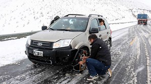 ¿Cómo se colocan las cadenas para la nieve y qué hacer ante problemas en ruta?