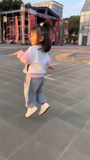 Classic pigeon flight #Breakdance performance @TaoTaoLittleBrother(Wanwan's Little Baby Brother