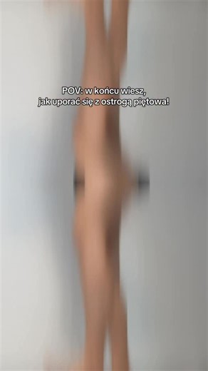 Fizjoterapia | Trening | Fitness | Rehabilitacja on Instagram: "🦶 Ostroga piętowa to częsta przyczyna bólu pięty. Odpowiednie ćwiczenia mogą realnie zmniejszyć dolegliwości. W tej rolce pokazuję proste ćwiczenia, które pomagają odciążyć powięź podeszwową, poprawić mobilność stopy i zmniejszyć napięcie. 👉 Ćwicz regularnie i bez bólu - dyskomfort może się pojawić, ale ból nie powinien narastać. 👉 Skup się na powolnym, kontrolowanym ruchu i spokojnym oddechu. 💡 Pamiętaj: ćwiczenia to jakaś częś