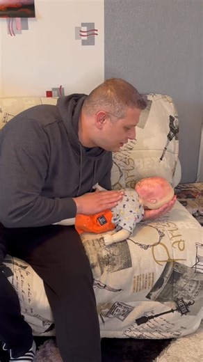 Lionel Ventura on Instagram: "🚨 TON BÉBÉ NE RESPIRE PLUS PENDANT QUELQUES SECONDES ? Il devient tout mou, parfois bleu… et pourtant ce n’est pas un étouffement. 👉 Le spasme du sanglot est extrêmement impressionnant pour les parents, mais dans la majorité des cas, il est bénin s’il est bien compris. Dans cette vidéo, je t’explique : ✔️ ce qu’est réellement un spasme du sanglot ✔️ pourquoi il survient ✔️ comment réagir immédiatement pour aider ton bébé à reprendre sa respiration ❌ et surtout ce