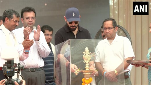 logo ke school mein Kohli aata mere school walo ne suar Chetan Sharma ko bulaya tha 😭😭😭