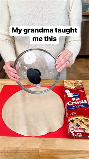 Use a kitchen lid to create seamless circle pie crust #piecrusts #pies #bakingtips #holidaybaking | Liz & Jeff