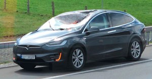 Tesla Model X windshield gets hit by a full truck wheel - spectacular freak accident without injury