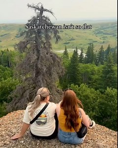 Think Saskatchewan is just endless flat prairies? Think again! 🌾🏞️ The province is home to some stunning buttes—steep hills that rise dramatically from the surrounding plains. Explore the famous Castle Butte in the Big Muddy Badlands off highway 34, hike the Eagle Butte trail or 70 Mile Butte Loop in the Grasslands National Park of southern Saskatchewan where you can traverse the scenic hills, spot unique wildlife, and take in breathtaking views that show off the province's surprising diversit