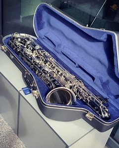 🎷🖤 The sax that dreams are made of! It’s been a 10 month wait for this @juliuskeilwerth Shadow Baritone to arrive, but oh boy! Is it worth the wait!!! https://www.sax.co.uk/keilwerth-sx90r-shadow-baritone-saxophone-low-a.ir | SAX - Saxophone Store