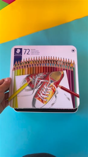 Clip Campo Bom on Instagram: "🎨 Lápis Staedtler – 72 cores com lata Qualidade premium para quem ama desenhar, colorir e criar sem limites! 🌈 Cores intensas, macias e perfeitas para dar vida a cada detalhe, tudo isso com a durabilidade e a excelência Staedtler. 💳 Parcelado em até 4x de R$ 49,99 Uma escolha de qualidade que vale cada traço! Garanta já o seu e leve suas criações para outro nível! 💙🖌️"