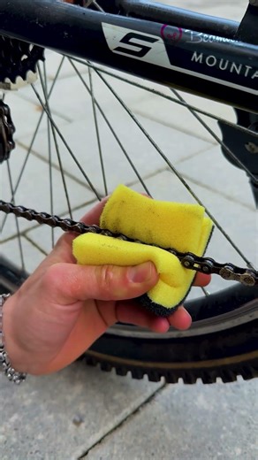 DIY bike chain cleaning hack 🚲 #easy #bikechain #cleaningtrick