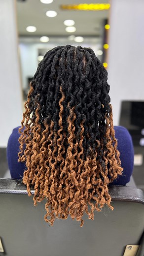 New beginnings, new locs. ✨ Fresh dreadlock installation done with care, precision & the neatest parting. Book your transformation today—your loc journey starts here. 🌿 📍Location: Elora Hair & Beauty, Hazina Trade Center, Mezzanine 2 📞 Call/WhatsApp: 0716836362 💆‍♀️ we offer : • Dreadlocks installation • Dreadlocks retouch & styling • Wash & treatment • Loc extensions • Haircare consultation #DreadlocksInstallation #NeatLocs #LocNation #LocJourney #KenyaHairstylist #NairobiSalon #DreadlocksK