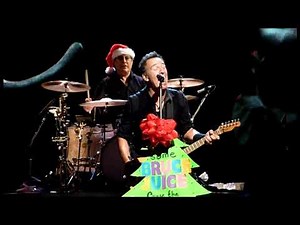 Bruce Springsteen - Santa Claus Is Comin' To Town - Live in Milwaukee (2009)