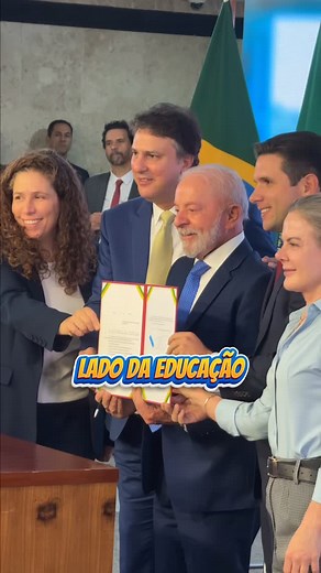 Governo do Brasil on Instagram: " Vem novidade boa pra quem ensina! Agora os professores de todo o Brasil terão a Carteira Nacional de Docente  Com ela, vêm vários benefícios:  Descontos em eventos culturais ️ Acesso a softwares e ferramentas de trabalho  Hospedagens com preços especiais Mais reconhecimento pra quem faz a educação acontecer!   Digital/PR"