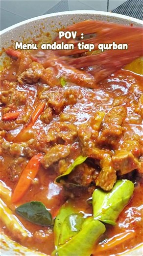 SAVE DULU RECOOK KEMUDIAN ✨️ Series 10 Ide Olahan Qurban | Part 7 OSENG DAGING MERCON 🥩🌶 Bahan : 500 gram daging (aku pakai tetelan sapi) 2 batang sereh 4 lembar daun jeruk 10/sesuai selera cabe rawit utuh 1 sdm gula merah 2 sdm kecap manis 1 sdt garam 1 sdt kaldu jamur 1 sdt penyedap/kaldu sapi Bumbu halus : 12 siung bawang merah 10 siung bawang putih 1 ruas jahe 15 buah/100 gram cabe keriting 15 cabe rawit Follow @rumah.melatii untuk resep & tips lainnya! ✨ #resepqurban #olahandaging #oalaha