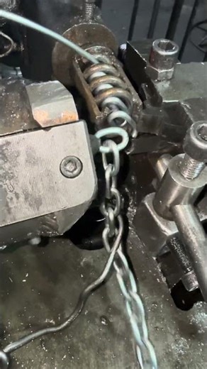 Automatic chain making machine