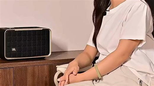 JBL音乐世界，畅享沉浸式听觉盛宴。搭载强劲低音与高清音频技术，无论是运动、通勤还是居家放松，都能带来震撼细腻的原声体验，让每一次聆听都身临其境。