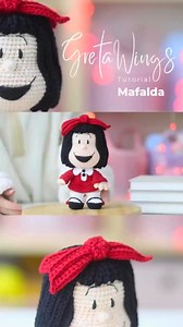 🎉 ¡Miren quién está aquí! ¡La mismísima Mafalda, lista para cobrar vida en sus agujas! ✨¿Son fans de esta pequeña gran revolucionaria? ¡Pues prepárense para una aventura de crochet llena de diversión y creatividad! 🤩En nuestro nuevo video tutorial, te guiaré paso a paso para tejer esta adorable Mafalda amigurumi. ¡Cada puntada estará llena de magia y al final tendrás una pieza única que te robará el corazón! ❤️¿Prefieres tener todas las instrucciones detalladas a tu alcance? ¡También tenemos d