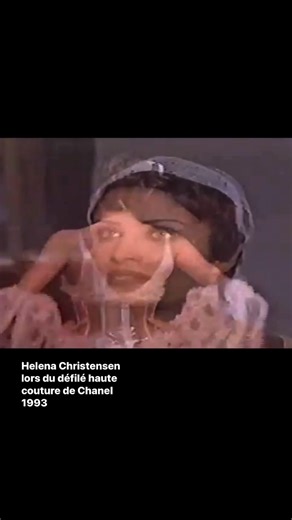 Helena Christensen lors du défilé haute couture de Chanel 1993 | Runwaymodel