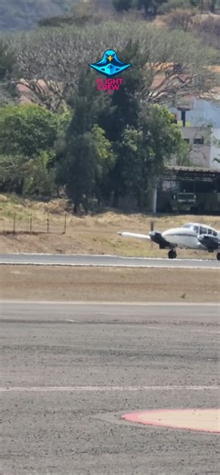 Sonido original de los motores de la Piper PA-23-250 Aztec C