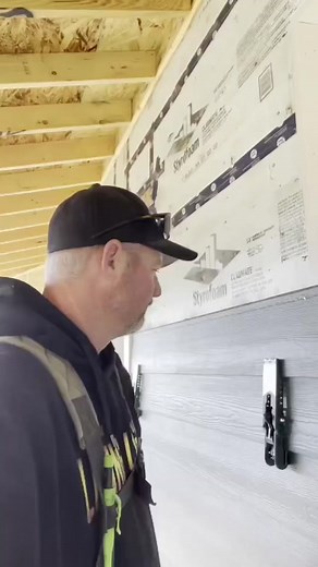 Solo siding jobs are the way forward thanks to the Gecko Gauges from PacTool 🤝 give yourself an extra set of hands on any hardie install! #pactool #geckogauge #sidinglife #siding