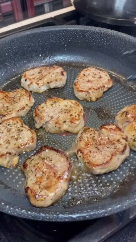 Moravanda v kuchyni on Instagram: "VEPŘOVÁ PANENKA S OMÁČKOU🖤 o kterou mě prosíte už nějakou dobu.. tak tady je! Panenku miluju na jakýkoliv způsob a tenhle je jeden z nich.. nepotřebuješ k tomu žádné extra suroviny, je rychlá a hlavně fakt výborná🫠 Tak kdo z vás tohle jídlo vyzkouší?🫶🏼 INGREDIENCE: •vepřová panenka •sůl, čerstvý mletý pepř •hovězí vývar •plnotučná hořčice •máslo ~nádherné talíře i jiné kousky seženeš na @ulivilu_official a s kódem MORAVANDA15 máš 15% slevu!😍 to je sen, žej