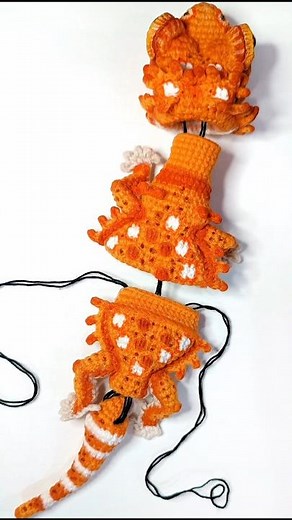 Articulated baby bearded dragon, crochet pattern by TotaKsusha
