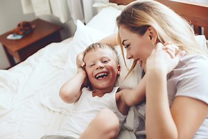 3 comportements à adopter pour développer le sens de l’humour de votre enfant - Psychologies.com