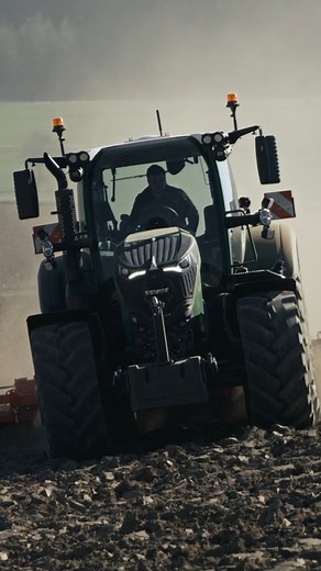 Success is within reach with the Fendt 700 Vario Gen7.1. Thanks to the Fendt DynamicPerformance (DP) extra power concept, the Fendt 700 Vario Gen7.1 has up to 20 hp more automatically and without limitation, when secondary consumers such as fans, compressed air supply, air-conditioning or the hydraulic pump need additional power. This ensures consistent work performance even at low speeds or for stationary PTO work. According to the DLG-PowerMix Test, the new model consumes only 213 g/kWh at max