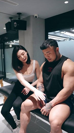 看好了，我只示範一次❗️ - 【 限時福利 】SWAG 免費鑽石天天送，超火辣的角色扮演直播主題天天換！ 女主角的 SWAG ID：venusrita - @swaglive.zh @v.ritarita - Video @1997.5.25 - @pogocbd.us @teamjoined @stepx.fitness @guard.tw @vg.taiwan @mars.taiwan - #迷因熱狗 #熱狗王 #ifbbpro #ifbbproleague #線上課程 #備賽 #健美 #muscle #swaglive | IFBB Pro Lin Ching Chieh 林敬傑