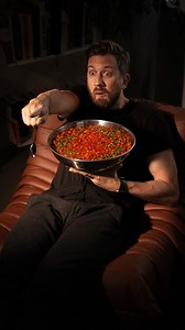 🥓 BUD SPENCER BOHNEN mit SPECK 🫘 oder würd Terence die auch essen? 🥘🤔🤓 … wie auch immer! Sitzen würden sie dabei definitiv am liebsten auf meinem neuen Sessel von @spaetaufmoebel 🥰 Wird aber schwierig – mich kriegt man da nimmer runter 🤣 Werbung / Ad #motioncooking #budspencer #bohnenmitspeck #bohneneintopf | Motion Cooking