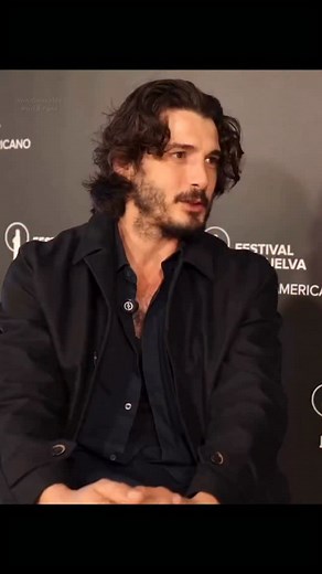 #entrevista Aquí tenéis un clip de la gran entrevista con Huelva24. Yon habla de la ilusión y la energía que aún le mueven, de su deseo de seguir creciendo y de cómo cada personaje, bueno o malo, ha sido siempre un reto💥🎭💫 Enlace a la entrevista completa en nuestra story. 🇬🇧 Here is a clip from the great interview with Huelva24. Yon talks about the passion and energy that still drive him, his desire to keep growing, and how every character, good or bad, has always been a challenge💥🎭💫 Lin