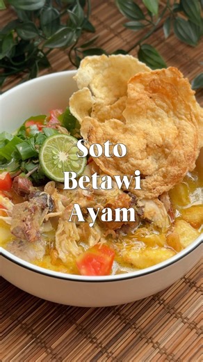 Soto Betawi versi ayam, dengan kuah kaya rempah, lembut dari susu. Tetep mantep dinikmati kapan aja