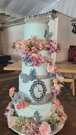 Pastel Vintage para Quinceañera: Flores Naturales y Detalles en Fondant
