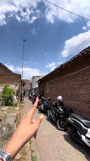 Lokasi warung : jl. Teratai 6 timur samsat gang Bengkel Bns masuk aja lurus ikutin jalan besar (smping rel) smpai ktemu gapura RW.14 ikuti plang bakso spycy jember (bisa cek di maps juga : bakso spycy jember)#baksospycyjember #baksopedas