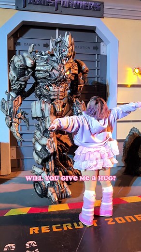 I met Megatron when i went to @Universal Studios Hollywood as part of @MrPinkMoon’s company holiday party. I asked him for a hug and this is how he responded 🤣 #pinkmoonatelier #kawaiiaesthetic #kawaiifashion #megatron #sailormoon #universalstudioshollywood
