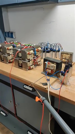 การแก้ Power Factor ด้วยคาปาซิเตอร์ ก็คือการ “เลื่อนเฟส” ของกระแสให้ กลับมาใกล้เคียงแรงดัน มากที่สุด ถ้าเป็น โหลดเหนี่ยวนำ (L) อย่างหม้อแปลง → กระแสจะ ล้าหลัง แรงดัน ถ้าเป็น โหลดเก็บประจุ (C) → กระแสจะ นำหน้า แรงดัน พอเอา C มาชดเชย L → มันจะหักล้างกันบางส่วน ทำให้ เฟสต่างลดลง ผลลัพธ์: แรงดันกับกระแสจึง “ใกล้เคียงกัน” มากขึ้น → Power Factor สูงขึ้น ไฟจากสายป้อน (AC Mains) จึงถูกใช้งานได้มีประสิทธิภาพมากกว่าเดิม --- 📌 พูดแบบง่าย ๆ: คาปาซิเตอร์ช่วยดึง “กระแสที่ล้าหลัง” ให้กลับมาใกล้แรงดัน → ไม่ใช่