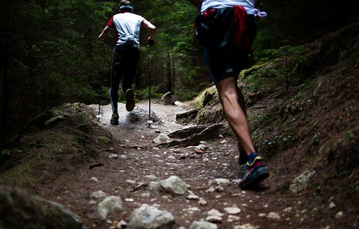 Gravel running : C’est quoi cette course (littéralement) à mi-chemin entre trail et route ?