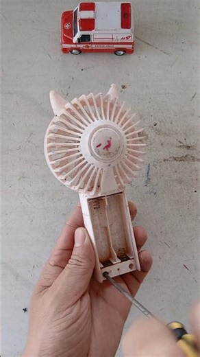 Mini fan that runs on 2 batteries is no longer working | take it apart and check.