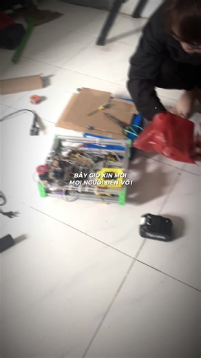 Cuối cùng cũng xong em nó ! Base mecanum bám quỹ đạo ! Ăn tết thui ae . Đằng sau thành công này là anh em biết bao lần thất bại không !! Mừng quá trời .#LeoLearnRobot #robot #mecanumwheel #PID