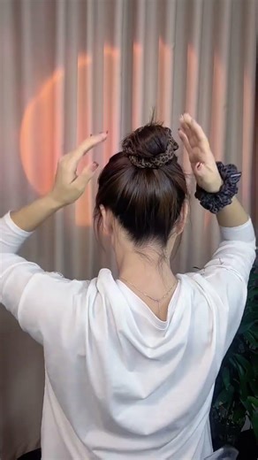 A relaxed and elegant bun hairstyle, done in 10 seconds! "Elegant updo,