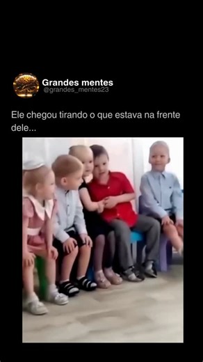 Grande Mente | Motivação Diaria on Instagram: "em poucos segundos, a inocência revela como as relações humanas começam a se desenhar muito antes do que imaginamos. O vídeo registra um instante delicado, quase silencioso. Uma criança se senta ao lado de uma garotinha, se aproxima com cuidado e começa a brincar. Os gestos são sutis, cheios de atenção e curiosidade. É um momento simples, mas carregado de significado, ali surgem a inocência, o afeto e os primeiros laços sendo construídos. De repente