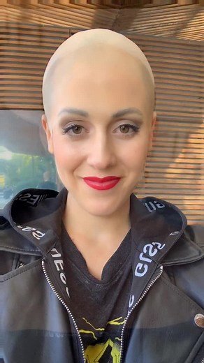 Mes sosies 😂😂 à qui je ressemble le plus? 1 ou 2? Merci à @emilielov_mua pour la transformation 🥳 #fyp #sosie #doppleganger #bald #chauve #denyzee