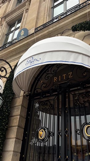 Je m’attendais vraiment pas à ça… 🥹 Quand mon amoureux est venu me voir je lui ai tout de suite proposé d’aller se balader Place Vendôme et d’aller jeter un œil au lieu emblématique qu’est le Ritz. Autant vous dire qu’en voyant la file on a très vite abandonné mdr et c’est grâce à ça qu’on a découvert cette petite pépite cachée à genre 500 mètres du palace ! Je vous recommande , il n’y a presque pas de file, les madeleines sont délicieuses et ça fait vraiment très expérience parisienne 🔑 Vous 