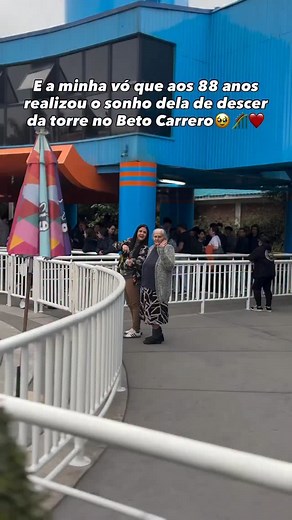 A Sebastiana tá famosa! 🤩 Essa vovó encarou os 100 metros da Big Tower pela primeira vez com 88 anos! Tudo registrado pela neta @sarinhaaraujooficial! Esperamos vocês mais vezes para mais um desafio radical desses! 🤠 | Beto Carrero World