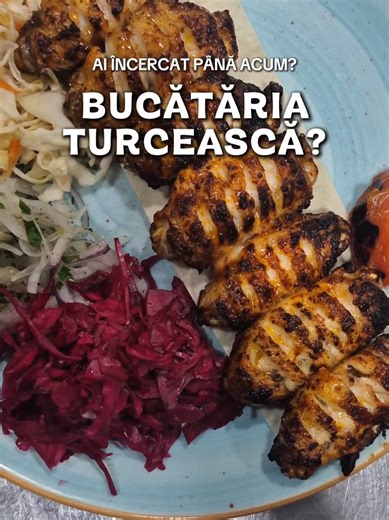 Ai încercat până acum bucătăria turcească autentică? Nu ne jucăm când vine vorba de gust: aripioare rumenite perfect pe grătar, hummus cremos cu topping generos de carne și platouri care te invită să le împarți cu prietenii. 📞 Rezervă sau comandă acasă - 0731 826 222 🔥 Vino să trăiești experiența orientală fix așa cum trebuie. #turquoiserestaurant
