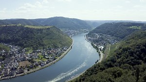 👉 Erlebnisreicher Urlaub in der wunderschönen Ferienregion Rhein-Mosel-Eifel ☀️ Entdecke mit unseren Gastgebern die zahlreichen Erlebnismöglichkeiten der Moselregion. Viele Burgen, darunter die weltbekannte Burg Eltz 🏰, bieten Ausflugsmöglichkeiten für Jung & Alt. Für Wanderer stehen neben dem 365 km langen Moselsteig 🏃‍♀️ auch viele Traumpfade und Traumpfädchen zur Auswahl. Und wer sich auf dem Wasser austoben möchte, kann das mit Kanufahren oder Stand Up Paddling machen. 🏄‍♀️ Genießer komm
