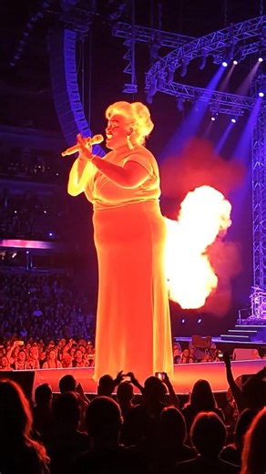 The singer sang affectionately on stage, but his sphincter couldn't hold on... The thermal imaging camera captured this
