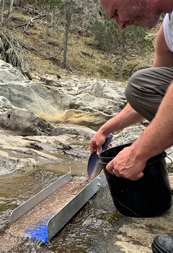 Brushing Bedrock Crevices for Gold #goldrush #sluicebox #goldpanning #crevicing #TikTokCreatorSearchInsightsIncentive