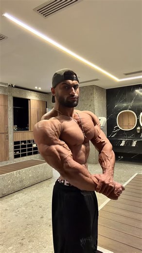 the next warrior 🇪🇬 on Instagram: "3D and crazy muscle😮‍💨 #oldschool #Classic #champion #classicphysique #shredded epic muscle beard abs style arm bodybuilding fitness big fit fitfam fitspo instafit instapic gymmotivation model fashion man smile fighter l4l"