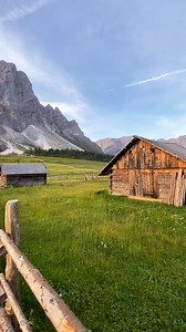 🇮🇹 Passo delle Erbe, Sass de Putia • Alto Adige • O melhor da Itália ••••••••••••••• L’inizio di giornata perfetto 😌💚 #PassodelleErbe #SassdePutia #AltoAdige #Italy 📷 by @brigrc Descubra a beleza serena do Passo delle Erbe e do majestoso Sass de Putia. Localizado no Alto Adige, esta paisagem é o começo perfeito para um dia inspirador na Itália. As montanhas e a natureza exuberante são a moldura deste cenário mágico. As manhãs aqui são uma sinfonia de paz e beleza, onde a tranquilidade e a g
