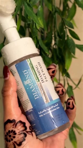 HOUSE OF CHARM on Instagram‎: "غسول مصنوع بمادة الجلاكوليك اسيد لحل جميع مشاكل البشرة الدهنية من @diamondlightcosmetics ✨ صُنع بأيادي سودانية ومسجل بالخليج.. انحنا بلدنا نتحدابا.. بي خيرا الوفير وشبابا.. لو ننهض جميع بصلابة ما بتلقونا تاني غلابة..🇸🇩🤎 ‏#TalkAboutSudan الرحمة والمغفرة لشهدائنا وعاجل الشفاء للمصابين.. للطلب يرجى التواصل مع البراند مباشرة. 📍موقعنا: دبي، ديرة ابوهيل، ممزر سنتر، طابق M، متجر رقمM33 🕛 مواعيد العمل يومياً: ١١ص- ٣م / ٥م - ١١م #هاوس_أوف_شارم #شارم #عطور # #منتجات_تجم