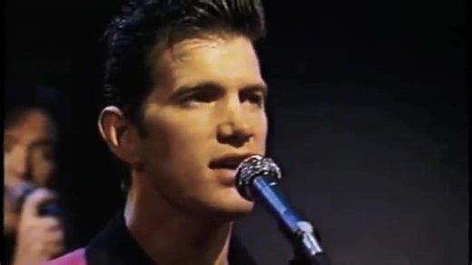 🎸 Rock ’n’ Roll Heart & Rockabilly Soul 🎸 Chris Isaak has always carried a deep love for classic Rock ’n’ Roll and Rockabilly in his music and style. Inspired by the spirit of the 1950s and early ’60s, Isaak built his sound around echoing guitars, emotional vocals, and timeless melodies — clearly influenced by legends like Elvis Presley and Roy Orbison. His songs blend nostalgia, romance, and heartbreak, keeping the golden era of rock alive for new generations. From haunting ballads like Wicke